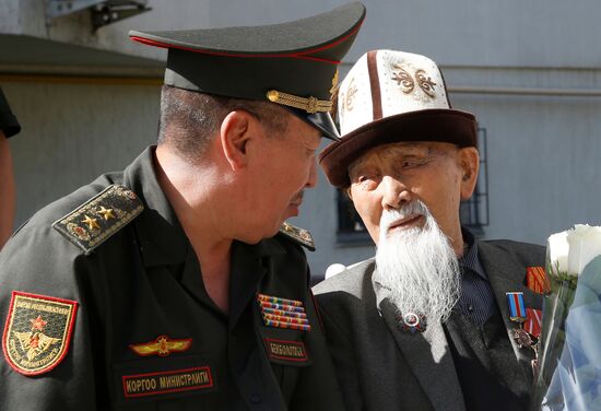 Поздравление ветеранов ВОВ в Бишкеке с 80-летием Победы