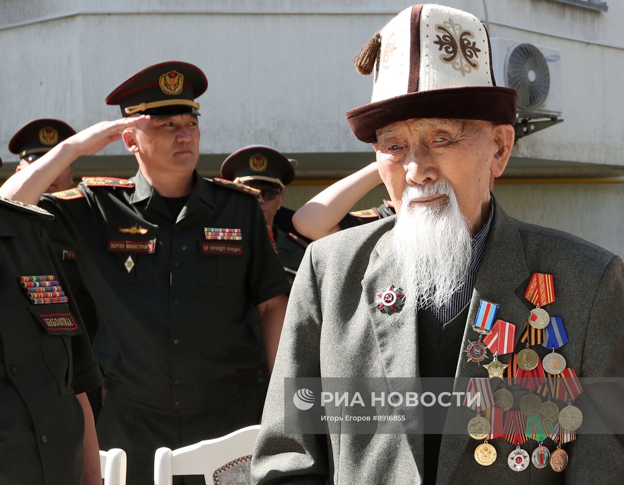 Поздравление ветеранов ВОВ в Бишкеке с 80-летием Победы