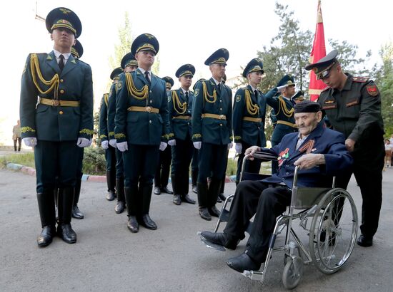 Поздравление ветеранов ВОВ в Бишкеке с 80-летием Победы