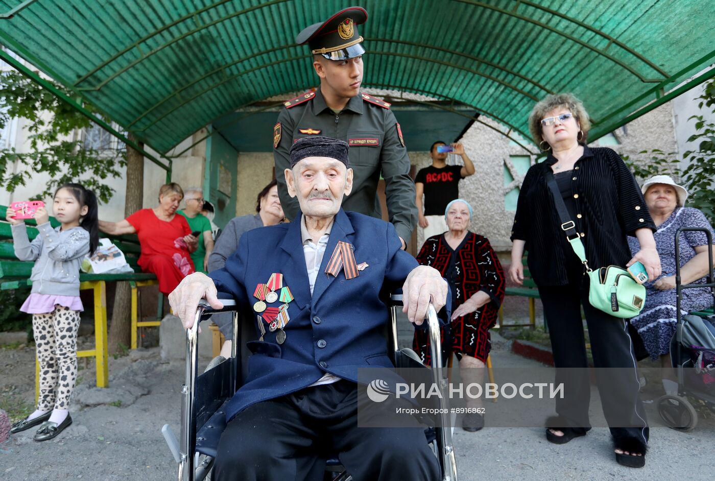Поздравление ветеранов ВОВ в Бишкеке с 80-летием Победы