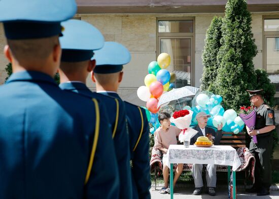 Поздравление ветеранов ВОВ в Бишкеке с 80-летием Победы