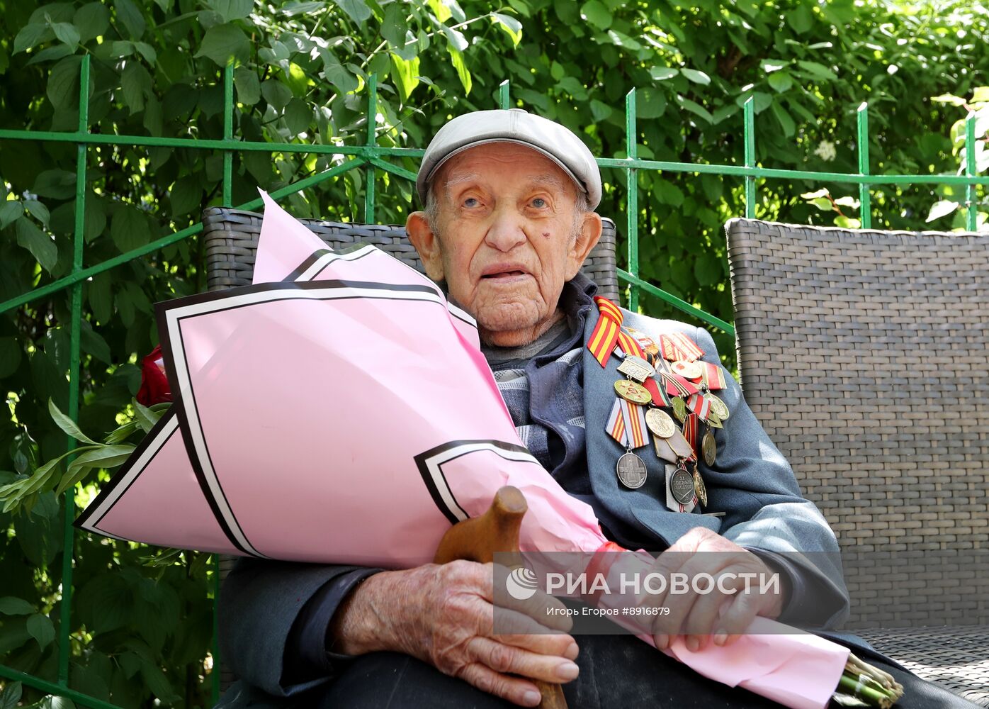 Поздравление ветеранов ВОВ в Бишкеке с 80-летием Победы