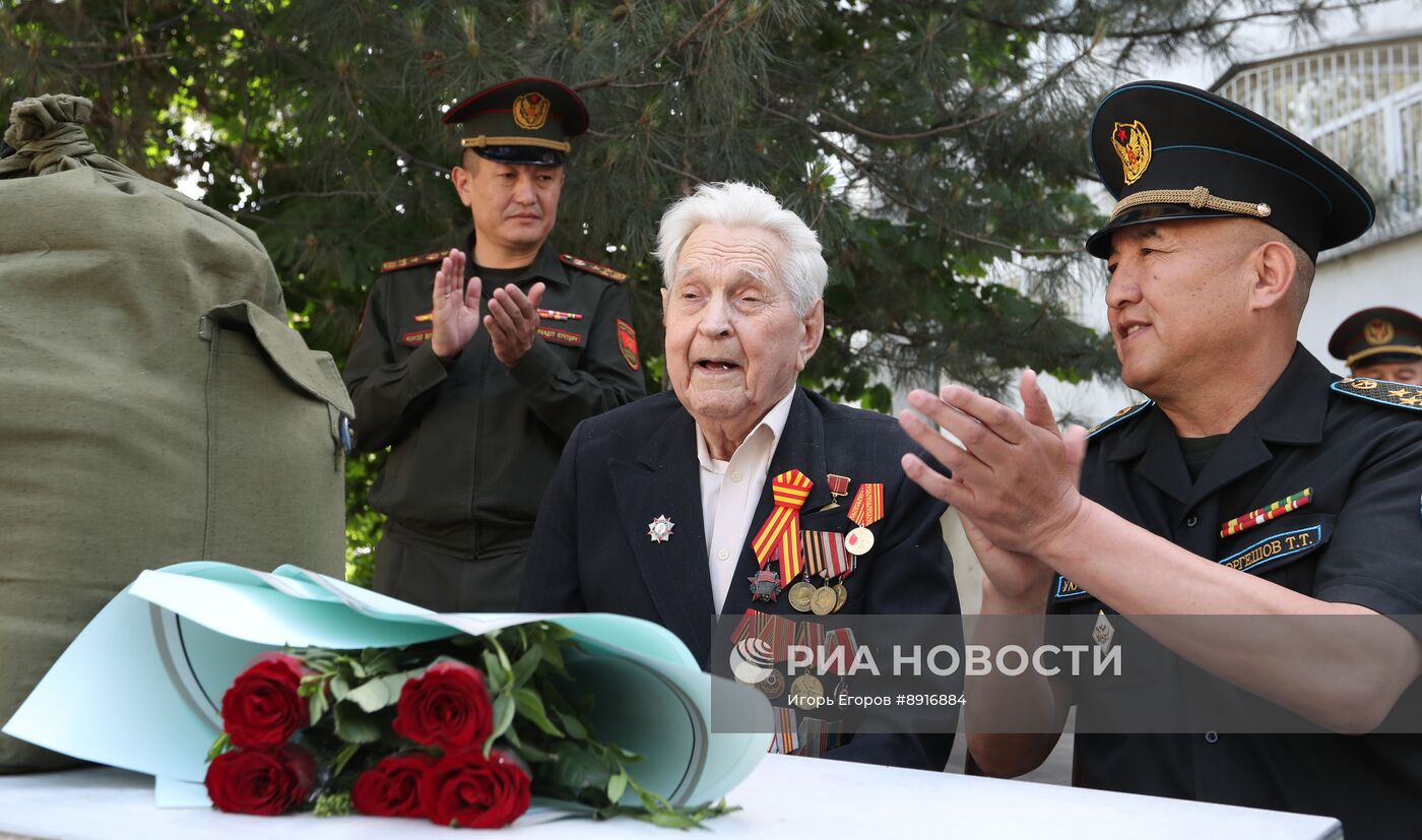 Поздравление ветеранов ВОВ в Бишкеке с 80-летием Победы