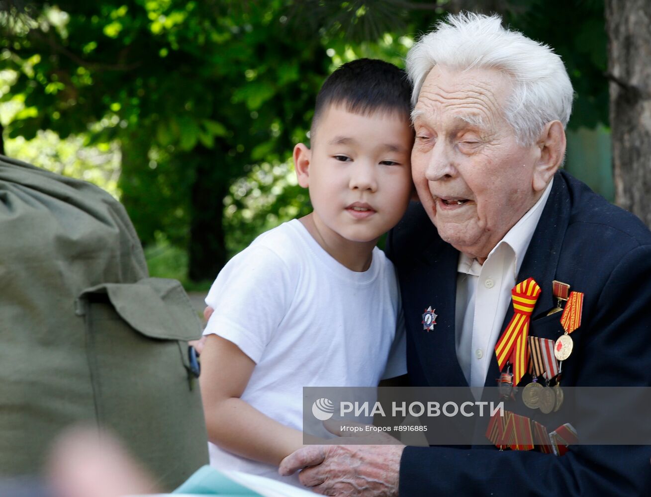Поздравление ветеранов ВОВ в Бишкеке с 80-летием Победы