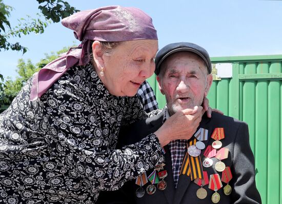 Поздравление ветеранов ВОВ в Бишкеке с 80-летием Победы