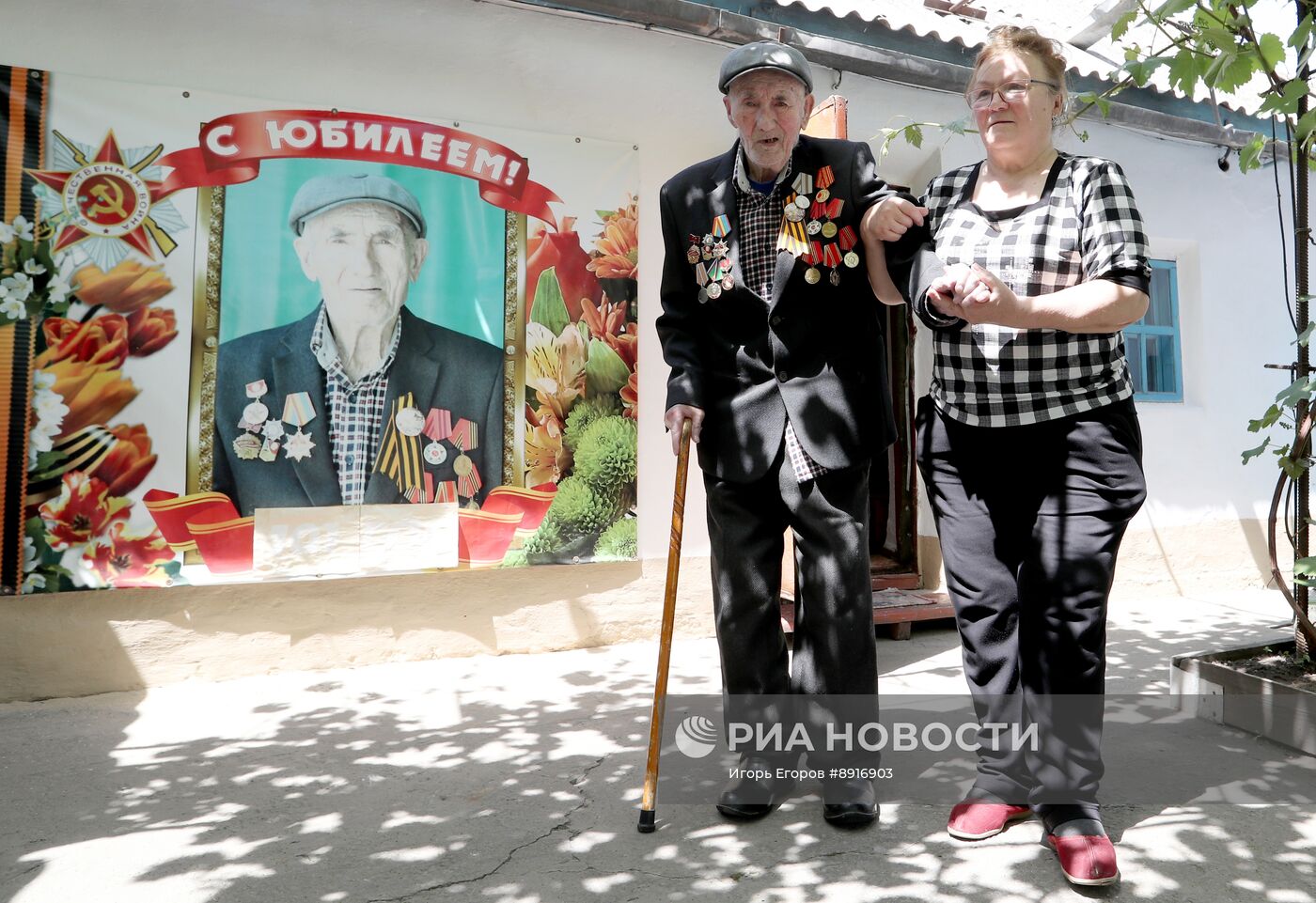 Поздравление ветеранов ВОВ в Бишкеке с 80-летием Победы
