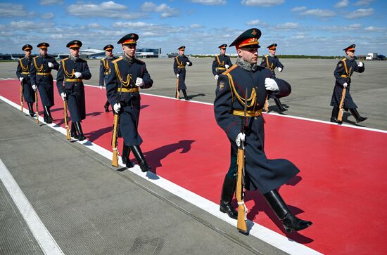 Прилет президента Кубы Мигеля Диас Канель Бермудеса в Москву для участия в праздновании 80-летия Победы