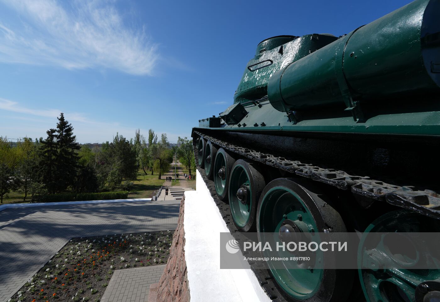 Открытие памятника "Танк Т-34" в Мариуполе