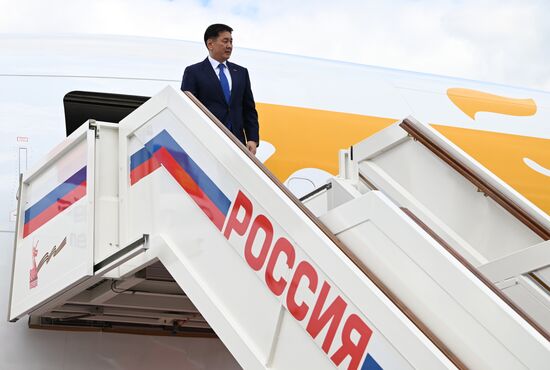 Прилет президента Монголии Ухнаагийна Хурэлсуха в Москву для участия в праздновании 80-летия Победы