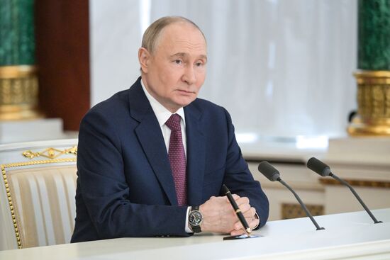 7 мая 2025. Президент РФ Владимир Путин перед подписанием документов о сотрудничестве с президентом Венесуэлы Николасом Мадуро. Место: Россия, Москва. Автор: Алексей Никольский/РИА Новости. Встреча президента РФ В. Путина и президента Венесуэлы Н. Мадуро