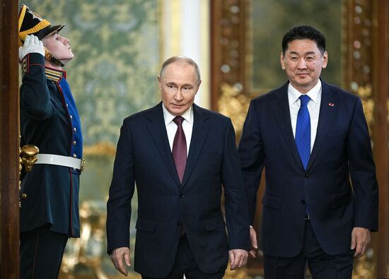 Встреча президента РФ В. Путина и президента Монголии У. Хурэлсуха