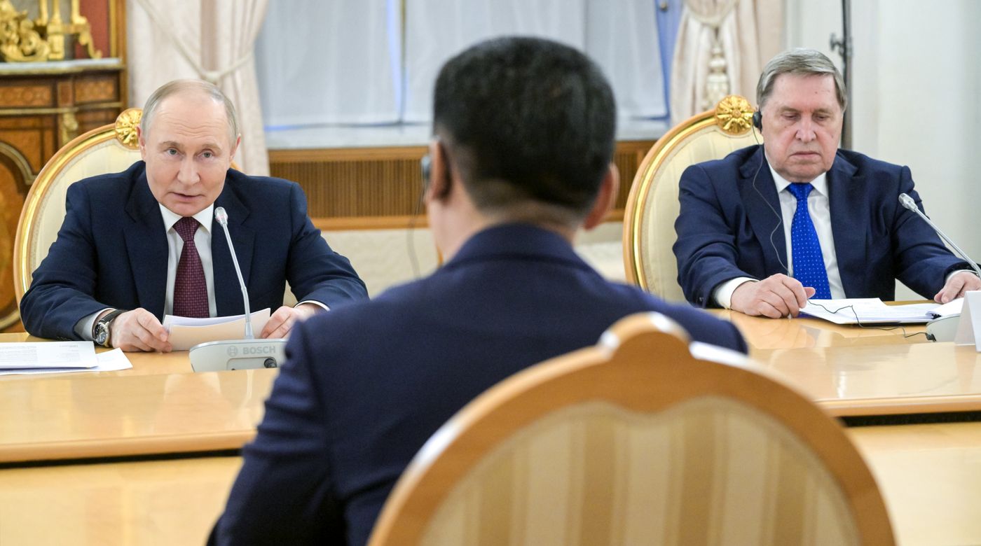 Встреча президента РФ В. Путина и президента Монголии У. Хурэлсуха