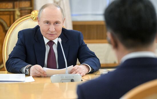 Встреча президента РФ В. Путина и президента Монголии У. Хурэлсуха