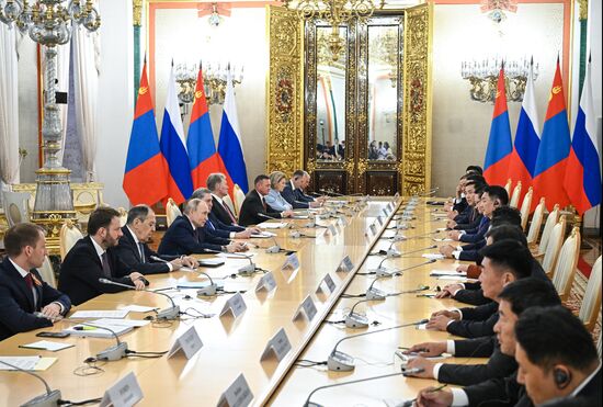Встреча президента РФ В. Путина и президента Монголии У. Хурэлсуха
