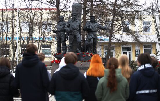 Люди возле памятника пограничникам Арктики в Мурманске.
Место: Россия, Мурманск. Автор: Артем Пряхин/РИА Новости. Город-герой Мурманск