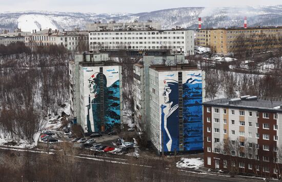 Муралы солдата и матроса на проспекте Героев-Североморцев в Мурманске.
Место: Россия, Мурманск. Автор: Артем Пряхин/РИА Новости. Город-герой Мурманск