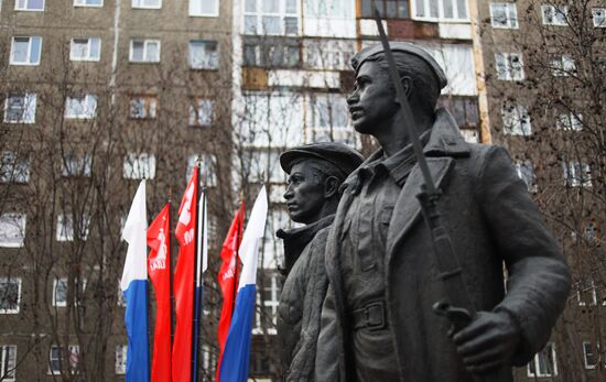 Монумент работы мурманского скульптора Александра Арсентьева, представляющий собой фигуры солдата и добровольца, на проспекте Героев-Североморцев в Мурманске. Место: Россия, Мурманск. Автор: Артем Пряхин/РИА Новости. Город-герой Мурманск