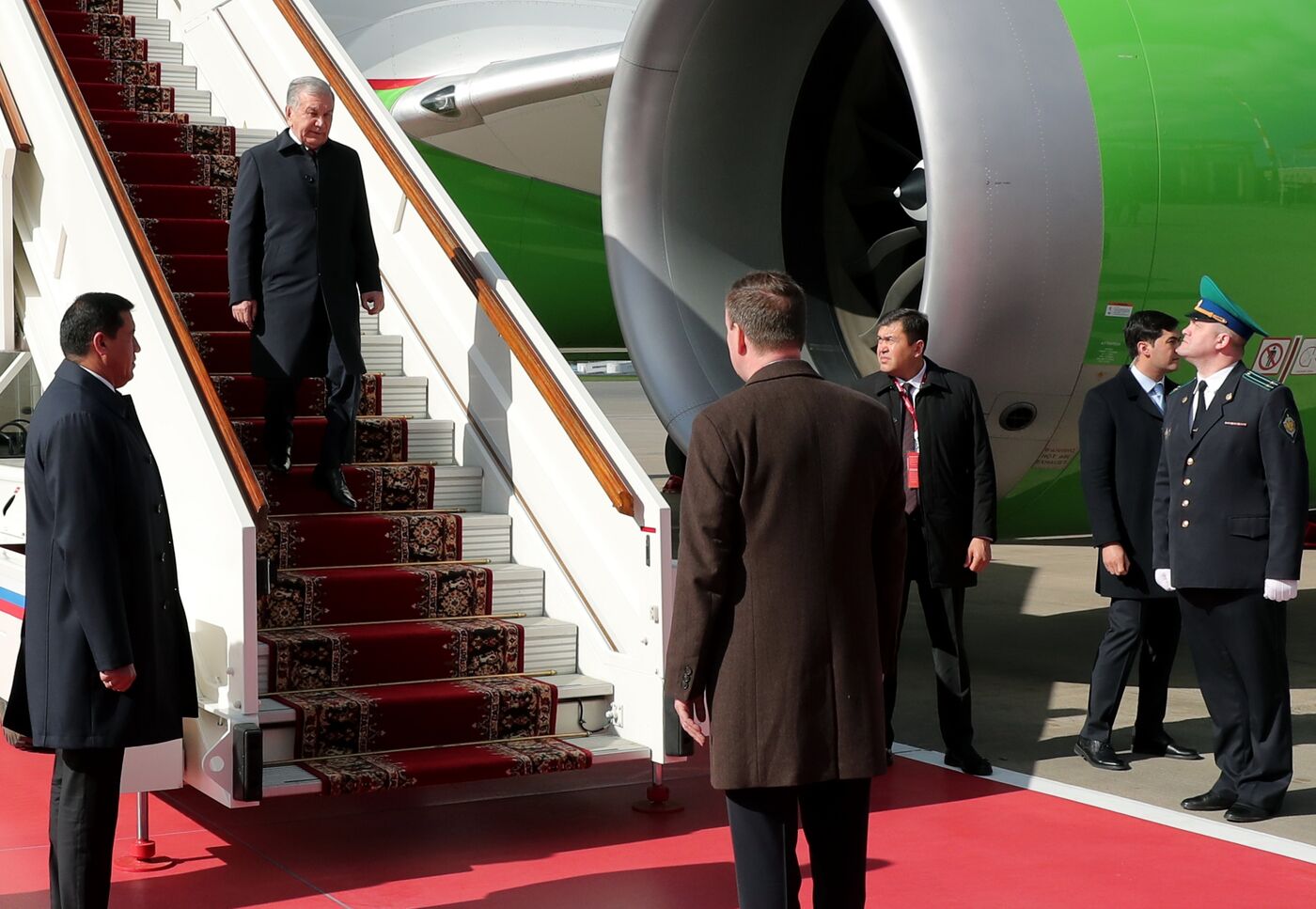 Прилет президента Республики Узбекистан Шавката Мирзиёева в Москву для участия в праздновании 80-летия Победы