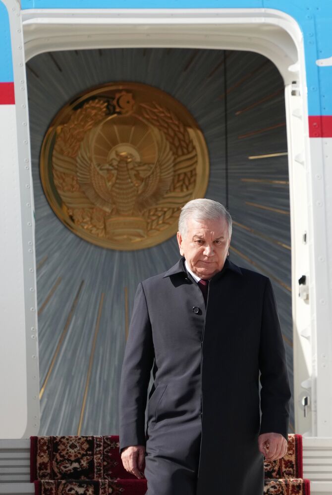 Прилет президента Республики Узбекистан Шавката Мирзиёева в Москву для участия в праздновании 80-летия Победы