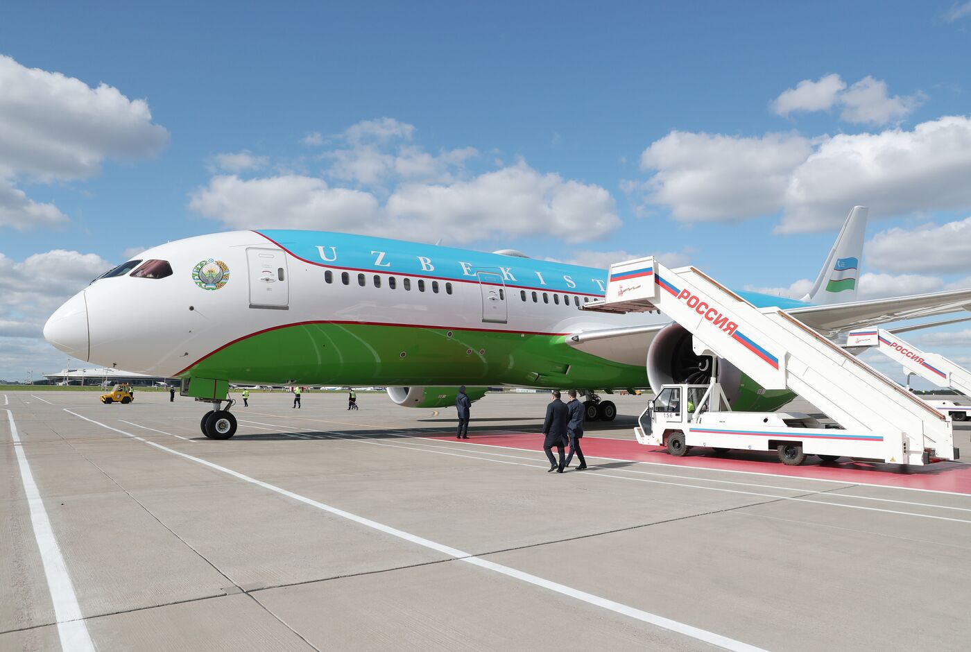 Прилет президента Республики Узбекистан Шавката Мирзиёева в Москву для участия в праздновании 80-летия Победы