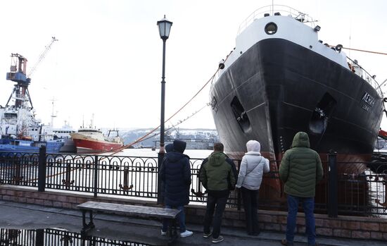 Атомный ледокол "Ленин", первое в мире надводное судно с ядерной силовой установкой. Ледокол был построен в Советском Союзе для обслуживания Северного морского пути и обеспечения непрерывной навигации, передан Министерству морского флота СССР 3 декабря 1959 года.
В 1989 году выведен из состава флота и установлен на вечную стоянку рядом с морским вокзалом города Мурманска как корабль-музей. Место: Россия, Мурманск. Автор: Артем Пряхин/РИА Новости. Город-герой Мурманск