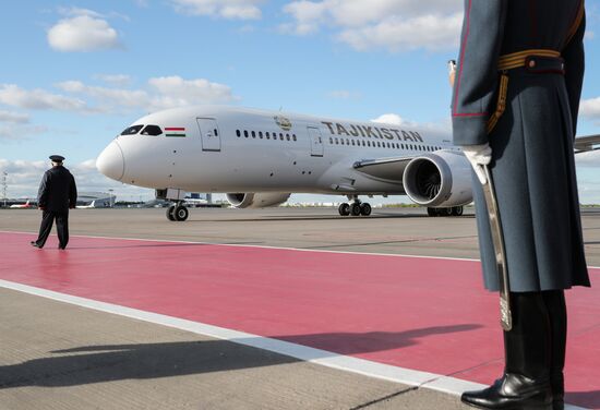 Прилет президента Таджикистана Эмомали Рахмона в Москву для участия в праздновании 80-летия Победы
