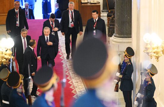 Прибытие глав иностранных делегаций в Кремль на праздничный концерт