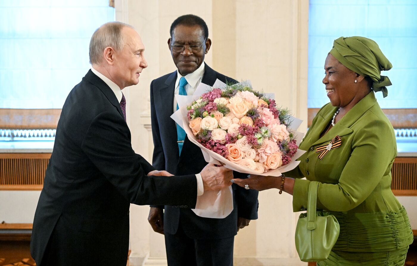 Прибытие глав иностранных делегаций в Кремль на праздничный концерт