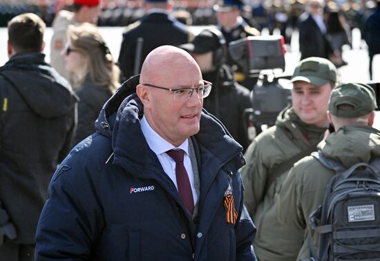 Заместитель председателя правительства РФ Дмитрий Чернышенко на Красной площади в Москве перед началом военного парада, посвященного 80-летию Победы в Великой Отечественной войне. Место: Россия, Москва. Автор: Илья Питалев/РИА Новости. Официальные лица на военном параде в честь 80-летия Победы