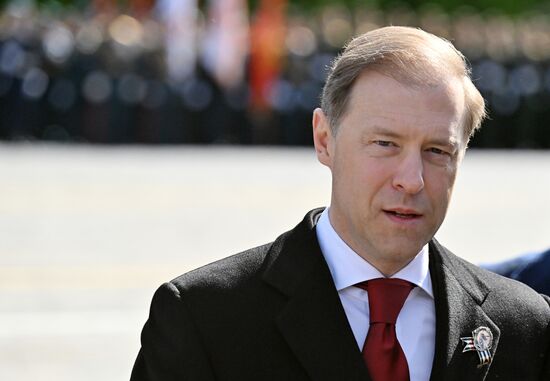 Первый заместитель председателя правительства РФ Денис Мантуров на Красной площади в Москве на военном параде, посвященном 80-летию Победы. 9 мая Россия отмечает 80-летие Победы в Великой Отечественной войне 1941-1945 годов. Место: Россия, Москва. Автор: Илья Питалев/РИА Новости. Официальные лица на военном параде в честь 80-летия Победы