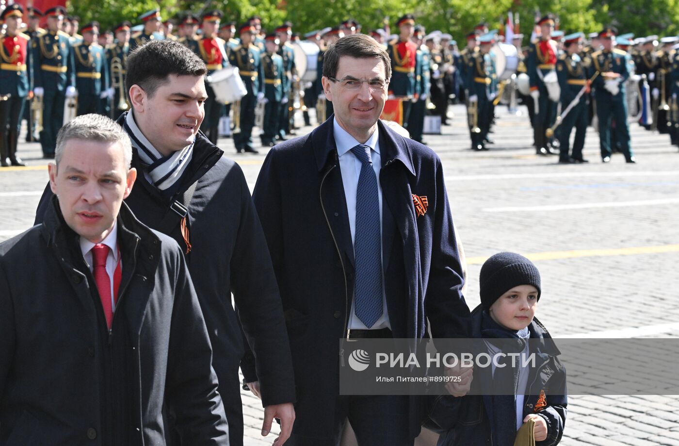 Официальные лица на военном параде в честь 80-летия Победы