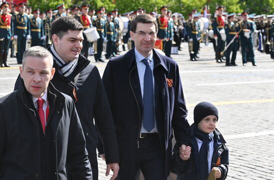 Полномочный представитель президента РФ в Центральном федеральном округе Игорь Щеголев (третий слева) на Красной площади в Москве на военном параде, посвященном 80-летию Победы. 9 мая Россия отмечает 80-летие Победы в Великой Отечественной войне 1941-1945 годов. Место: Россия, Москва. Автор: Илья Питалев/РИА Новости. Официальные лица на военном параде в честь 80-летия Победы