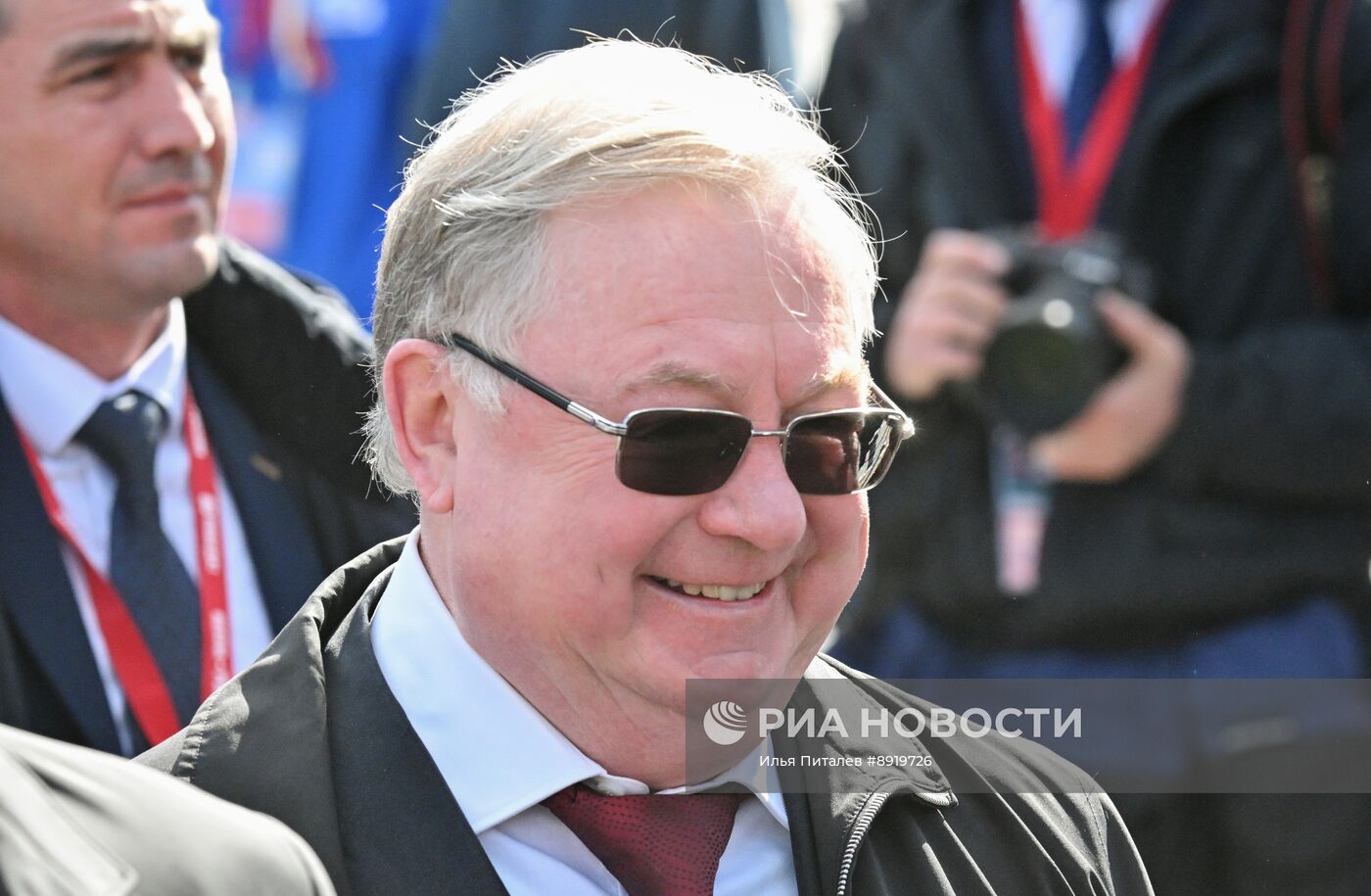 Официальные лица на военном параде в честь 80-летия Победы