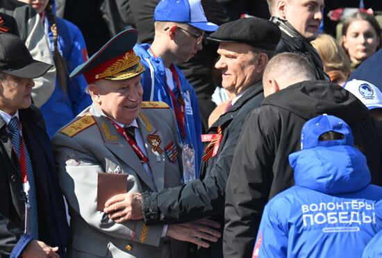 Председатель ЦК КПРФ Геннадий Зюганов и генеральный секретарь СНГ Сергей Лебедев на Красной площади в Москве перед началом военного парада, посвященного 80-летию Победы в Великой Отечественной войне. Место: Россия, Москва. Автор: Илья Питалев/РИА Новости. Официальные лица на военном параде в честь 80-летия Победы