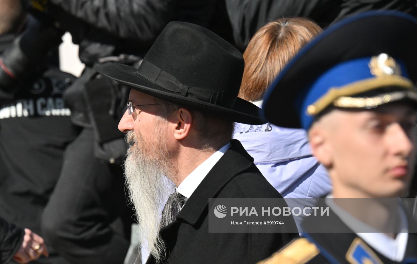 Официальные лица на военном параде в честь 80-летия Победы