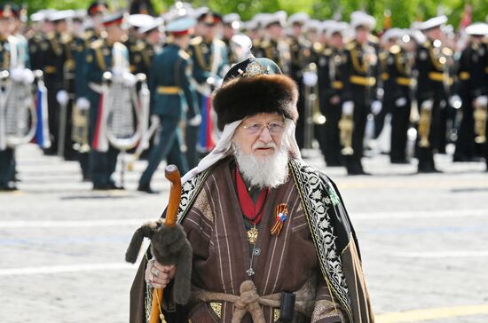 Верховный муфтий России и председатель Центрального духовного управления мусульман России Талгат Таджуддин на Красной площади в Москве перед началом военного парада, посвященного 80-летию Победы в Великой Отечественной войне. Место: Россия, Москва. Автор: Илья Питалев/РИА Новости. Официальные лица на военном параде в честь 80-летия Победы