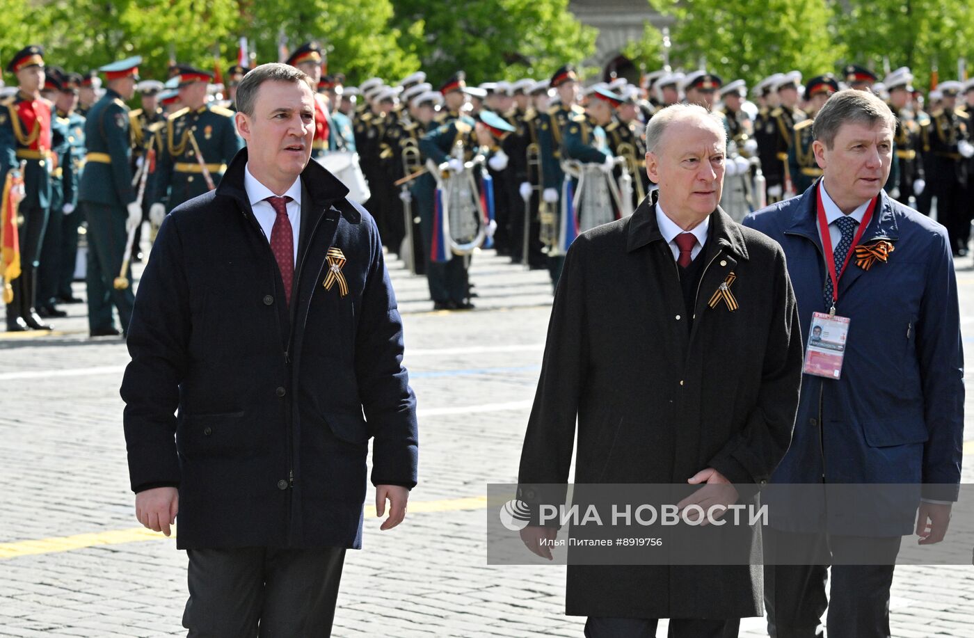 Официальные лица на военном параде в честь 80-летия Победы