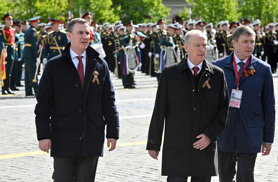 Заместитель председателя правительства РФ Дмитрий Патрушев (слева) и помощник президента РФ Николай Патрушев на Красной площади в Москве на военном параде, посвященном 80-летию Победы. 9 мая Россия отмечает 80-летие Победы в Великой Отечественной войне 1941-1945 годов. Место: Россия, Москва. Автор: Илья Питалев/РИА Новости. Официальные лица на военном параде в честь 80-летия Победы