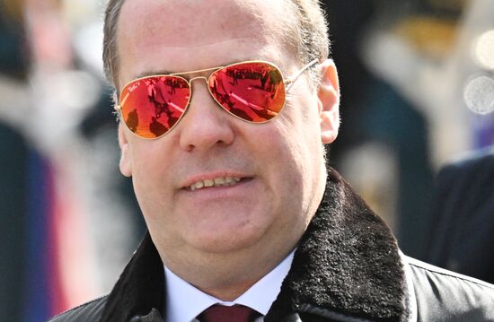 Заместитель председателя Совета безопасности РФ Дмитрий Медведев на Красной площади в Москве перед началом военного парада, посвященного 80-летию Победы в Великой Отечественной войне. Место: Россия, Москва. Автор: Илья Питалев/РИА Новости. Официальные лица на военном параде в честь 80-летия Победы