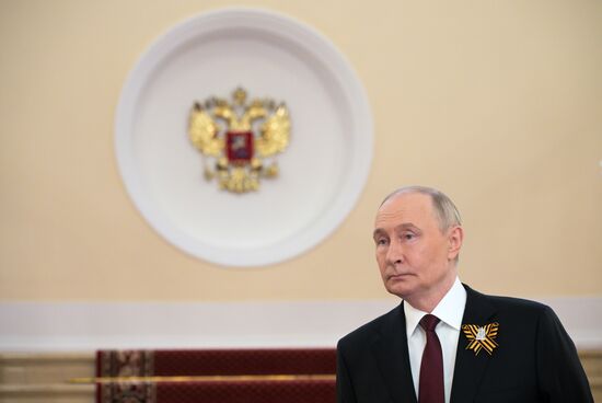 Президент РФ Владимир Путин во время приветствия иностранных лидеров в Кремле перед военным парадом, посвященном 80-летию Победы. 9 мая Россия отмечает 80-летие Победы в Великой Отечественной войне 1941-1945 годов. Место: Россия, Москва. Автор: Алексей Никольский/РИА Новости. Встреча президента РФ В. Путина и иностранных лидеров