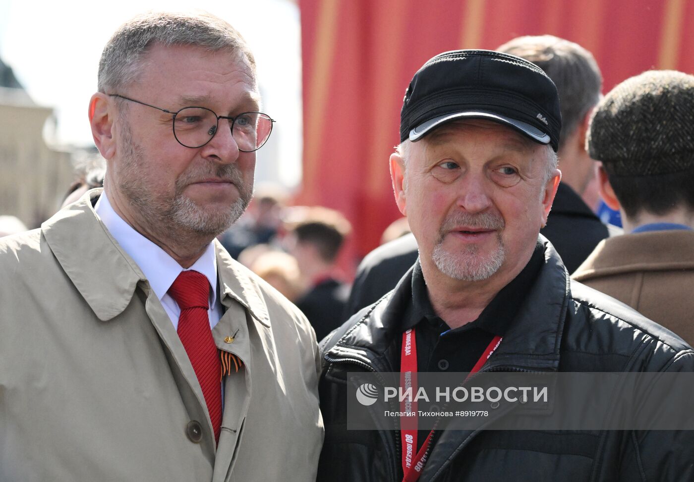 Официальные лица на военном параде в честь 80-летия Победы