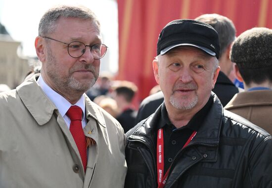 Заместитель председателя Совета Федерации РФ Константин Косачев (слева) на Красной площади в Москве перед началом военного парада, посвященного 80-летию Победы в Великой Отечественной войне. Место: Россия, Москва. Автор: Пелагия Тихонова/РИА Новости. Официальные лица на военном параде в честь 80-летия Победы