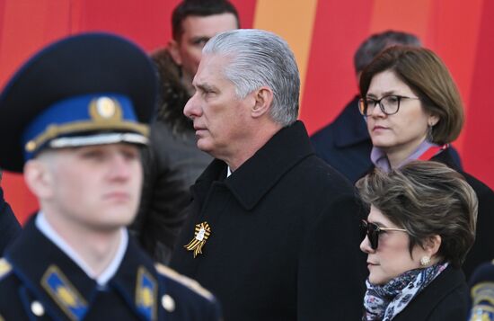 Президент Кубы Мигель Диас-Канель на Красной площади в Москве перед началом военного парада, посвященного 80-летию Победы в Великой Отечественной войне. Место: Россия, Москва. Автор: Илья Питалев/РИА Новости. Президент РФ В. Путин и иностранные лидеры на военном параде в честь 80-летия Победы