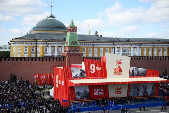 Гости на зрительской трибуне на Красной площади в Москве перед началом военного парада, посвященного 80-летию Победы в Великой Отечественной войне. Место: Россия, Москва. Автор: Алексей Майшев/РИА Новости. Москва. Военный парад, посвященный 80-летию Победы в Великой Отечественной войне