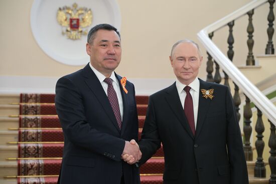 Президент РФ Владимир Путин и президент Киргизии Садыр Жапаров (слева) во время встречи в Кремле перед военным парадом, посвященном 80-летию Победы. 9 мая Россия отмечает 80-летие Победы в Великой Отечественной войне 1941-1945 годов. Место: Россия, Москва. Автор: Алексей Никольский/РИА Новости. Встреча президента РФ В. Путина и иностранных лидеров