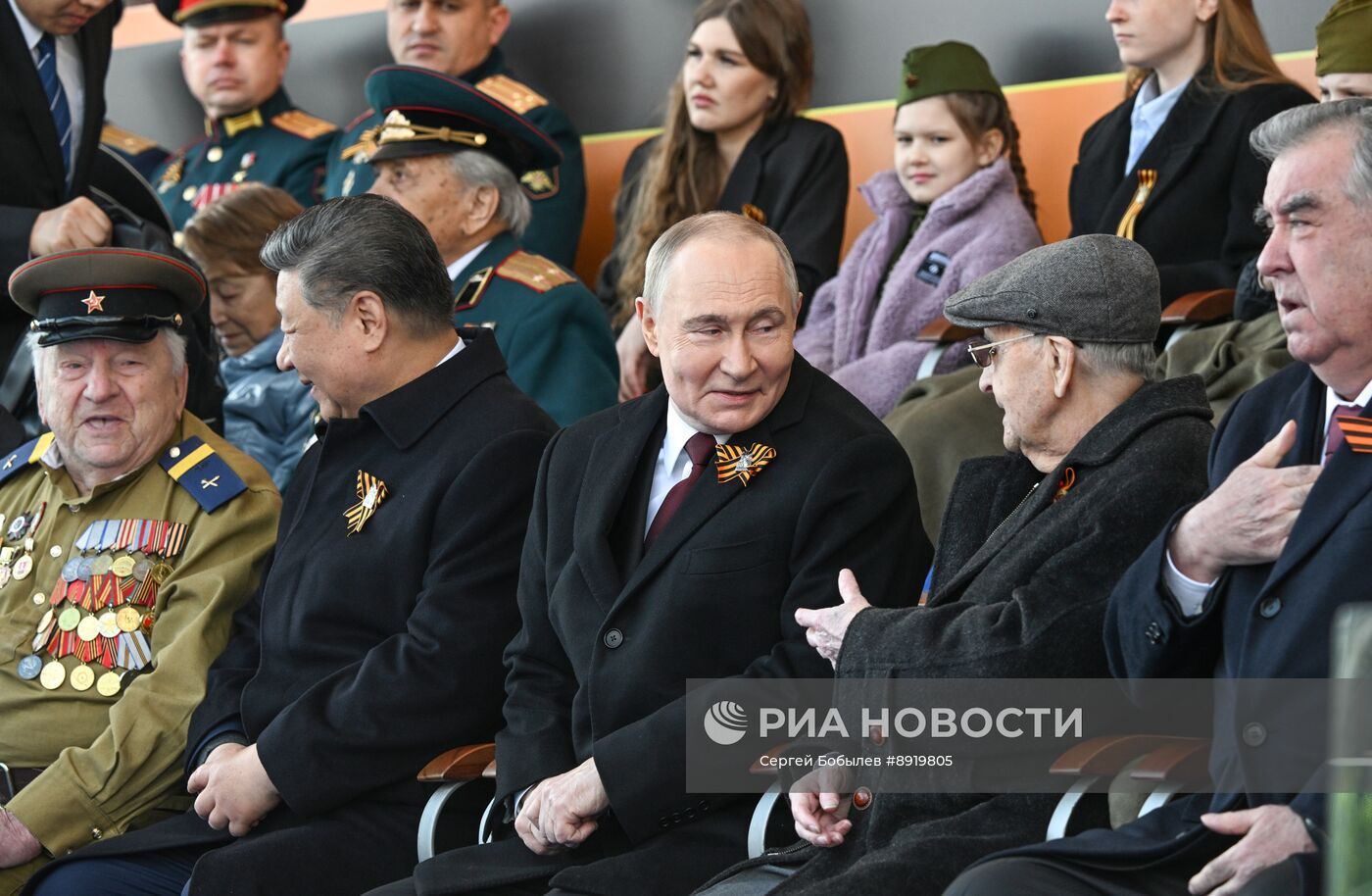 Президент РФ В. Путин и иностранные лидеры на военном параде в честь 80-летия Победы