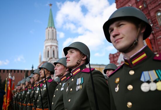Парадные расчеты на Красной площади в Москве перед началом военного парада, посвященного 80-летию Победы в Великой Отечественной войне. Место: Россия, Москва. Автор: Пелагия Тихонова/РИА Новости. Москва. Военный парад, посвященный 80-летию Победы в Великой Отечественной войне