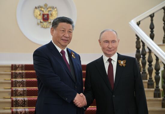 Президент РФ Владимир Путин и председатель КНР Си Цзиньпин (слева) во время встречи в Кремле перед военным парадом, посвященном 80-летию Победы. 9 мая Россия отмечает 80-летие Победы в Великой Отечественной войне 1941-1945 годов. Место: Россия, Москва. Автор: Алексей Никольский/РИА Новости. Встреча президента РФ В. Путина и иностранных лидеров
