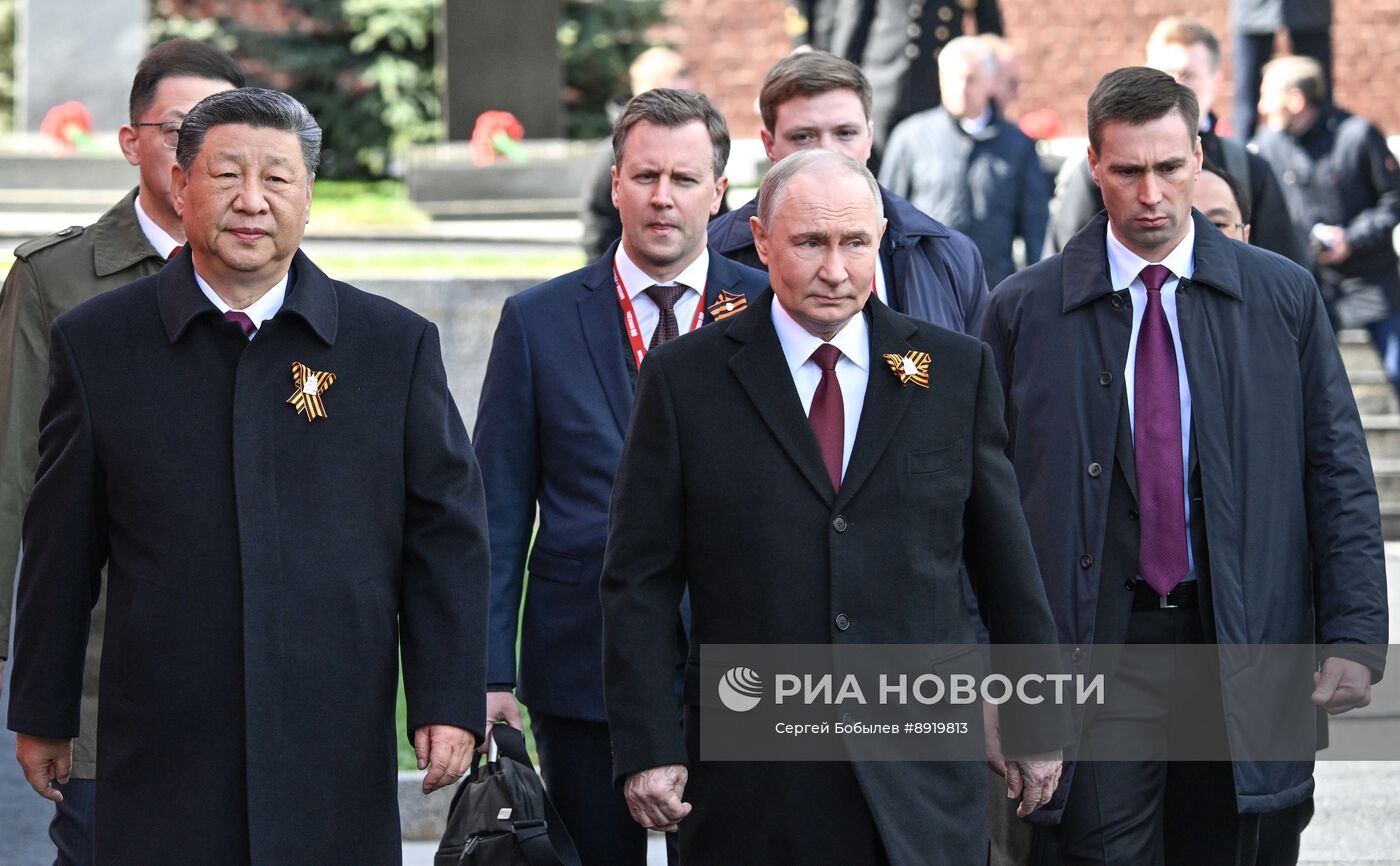 Президент РФ В. Путин и иностранные лидеры на военном параде в честь 80-летия Победы