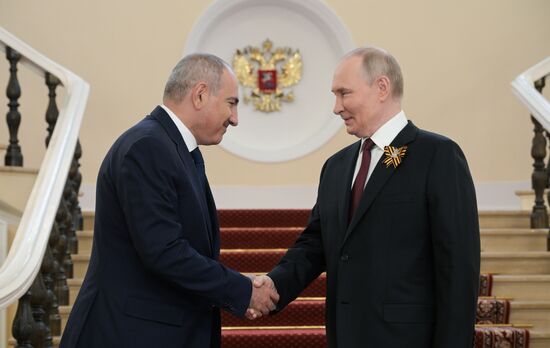 Президент РФ Владимир Путин и премьер-министр Армении Никол Пашинян (слева) во время встречи в Кремле перед военным парадом, посвященном 80-летию Победы. 9 мая Россия отмечает 80-летие Победы в Великой Отечественной войне 1941-1945 годов. Место: Россия, Москва. Автор: Алексей Никольский/РИА Новости. Встреча президента РФ В. Путина и иностранных лидеров